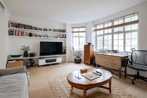 Living area - Charming retreat near top attractions. Family-friendly, spacious, and modern. (London)