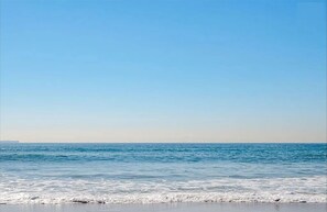 Chaises longues, serviettes de plage