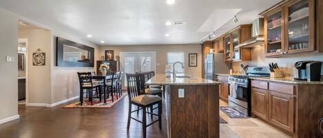 Frigorífico, microondas, horno y placa de cocina