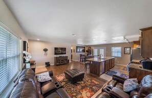 Smart TV - Family & Dog Friendly Home in the Heart of Dallas (Farmers Branch)
