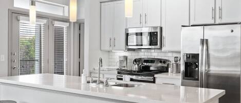 Refrigerador, microondas, horno, placa de cocina