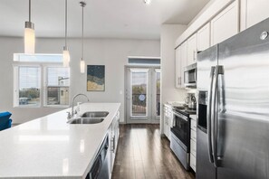 Refrigerador, microondas, horno, placa de cocina