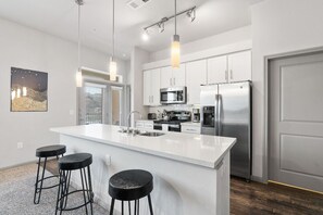 Refrigerador, microondas, horno, placa de cocina