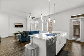 冷蔵庫、電子レンジ、オーブン、コンロ