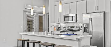 Frigorifero, microonde, forno, piano cottura