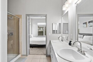 Towels - Modern Austin 2BR 2B Apt. w/Pool, Parking & WIFI (Austin)