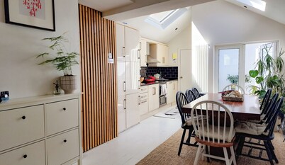Dublin Docklands Gem: Victorian House with Cozy Fireplace