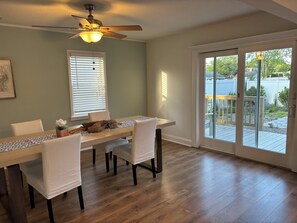 Dining - Charming 3 Blocks from Point Pleasant Beach and boardwalk 5BR 3Bath Sleeps 15  (Point Pleasant Beach)