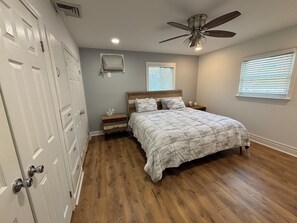 5 bedrooms, travel cot, WiFi, bed sheets - Charming 3 Blocks from Point Pleasant Beach and boardwalk 5BR 3Bath Sleeps 15  (Point Pleasant Beach)