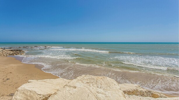 A beach with clear skies, calm waves, and rocky outcrops. - Gorgeous home in Santa Croce Camerina (Santa Croce Camerina)