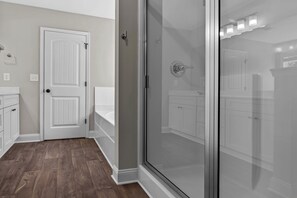 Dusche, Whirlpool, Haartrockner, Handtücher