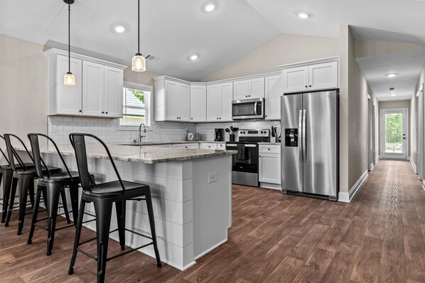 冷蔵庫、電子レンジ、オーブン、コンロ