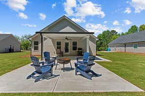 Terrace/patio - The 54th Cottage Close to Commerce Shopping (Commerce)