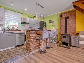 Jääkaappi, uuni, keittoastiat/astiat/ruokailuvälineet