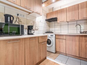 Kühlschrank, Mikrowelle, Kochgeschirr/Geschirr/Besteck