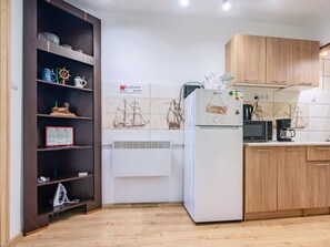 Kühlschrank, Mikrowelle, Kochgeschirr/Geschirr/Besteck