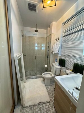 Hair dryer, towels, soap, toilet paper - Tribecca Modern Brickwal 3BR 2BA (New York)