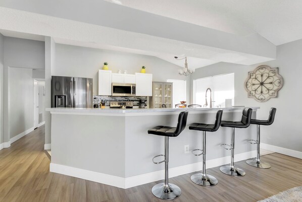 Microwave, oven, stovetop, dishwasher - Magical Villa by Disney (Kissimmee)