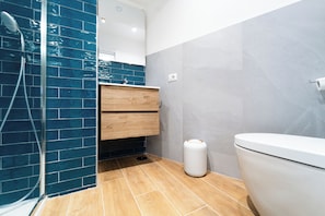 Dusche, Haartrockner, Bidet, Handtücher