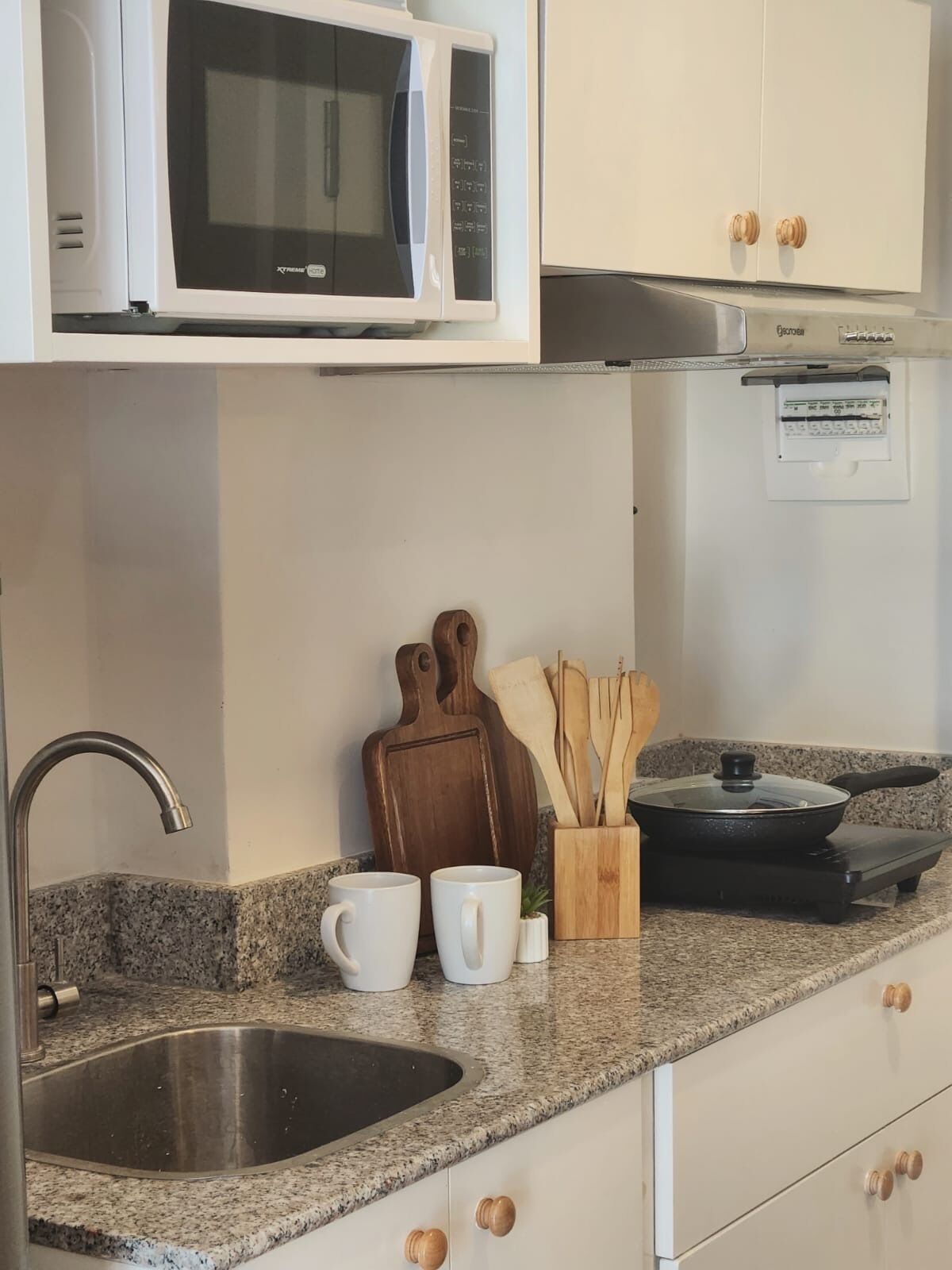 Kühlschrank, Mikrowelle, Wasserkocher, Kochgeschirr/Geschirr/Besteck