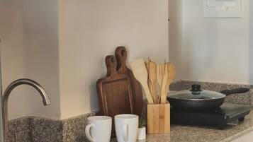 Refrigerador, microondas, tetera eléctrica y utensilios de cocina