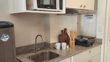 Fridge, microwave, electric kettle, cookware/dishes/utensils