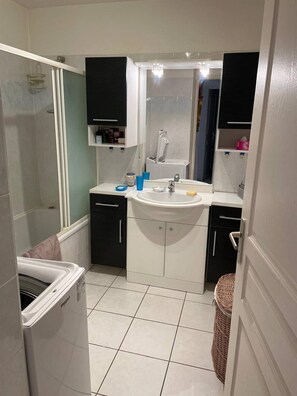 Hair dryer - Spacious 2 Bedroom Apartment Near the Beach with Air Conditioning (CANET PLAGE)