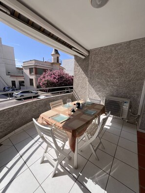 Outdoor dining - Spacious 2 Bedroom Apartment Near the Beach with Air Conditioning (CANET PLAGE)