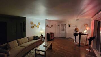 Een smart-tv en boeken