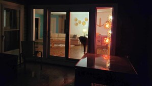 Un salon moderne avec un canapé, une table basse et une lampe.