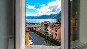 Blick auf einen See mit Gebäuden und einer Brücke.