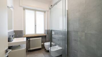 Doccia, asciugacapelli, bidet, asciugamani