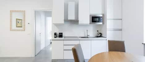 Een koelkast, een microgolfoven, een oven, een kookplaat