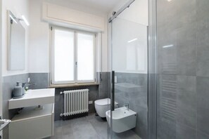 Regadera, secadora de cabello, bidet, toallas 