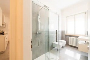Douche, sĂšche-cheveux, bidet, serviettes fournies