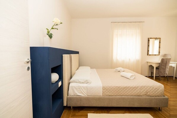 4 habitaciones, caja de seguridad en la habitación y escritorio