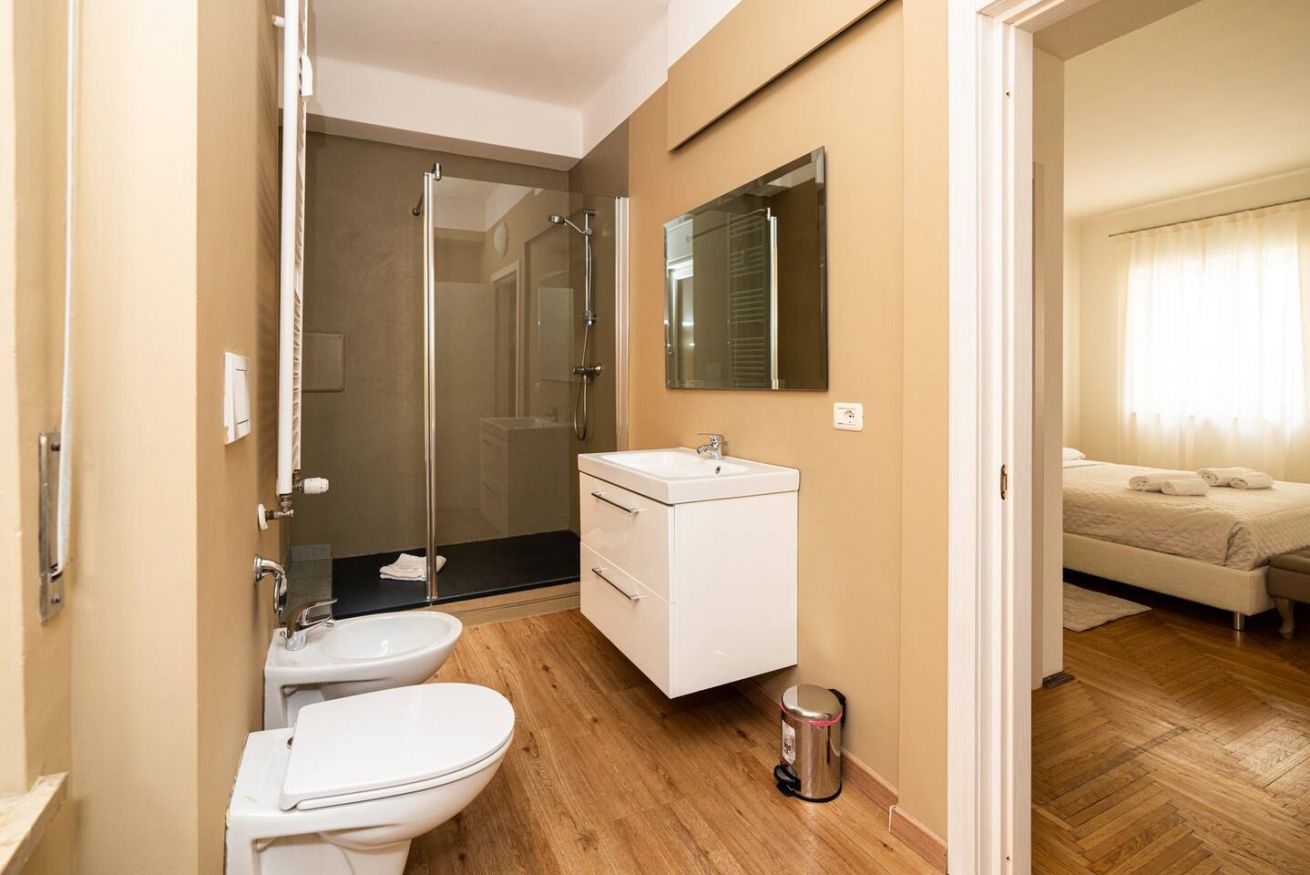 Un baño moderno con ducha, inodoro y lavamanos.
