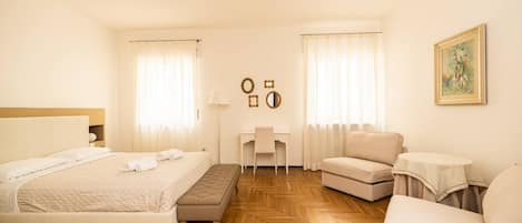 4 Schlafzimmer, Zimmersafe, Schreibtisch, Bügeleisen/Bügelbrett