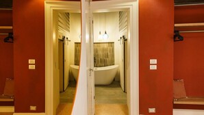 Une salle de bain avec une baignoire sur pieds, un porte-serviettes et un espace douche.