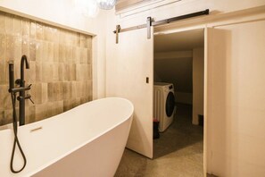 Séchoir à cheveux, bidet, shampooing