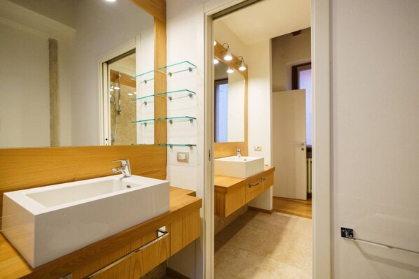 Hair dryer, bidet, towels, shampoo