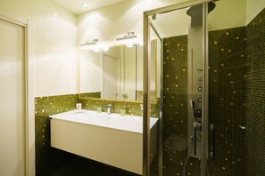 Shower, hair dryer, bidet, towels - Luxurious Stella residence with balcony overlooking Arena (Verona)