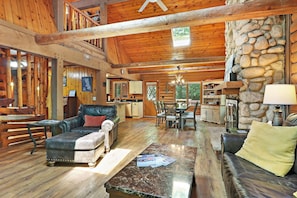 TV connectée, cheminée, écrans d'ordinateur