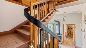 A spiral staircase with wooden railings and steps, leading to an upper floor. - Apartment 'Piccole Dolomiti' with Mountain View, Shared Terrace and Wi-Fi (Brentonico)