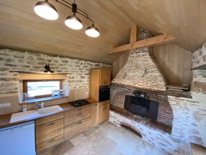 Fridge, microwave, oven, stovetop - Charming Stone Cottage with Jacuzzi near Rocamadour and Padirac Chasm (Assier)
