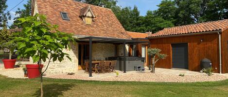 تناول الطعام بالخارج