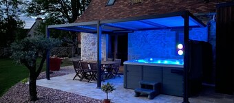 Charming Stone Cottage with Jacuzzi near Rocamadour and Padirac Chasm