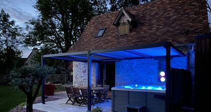 GĂźte de caractĂšre en pierre avec son Jacuzzi proche Rocamadour et gouffre de Padirac