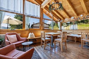 Dining - Apartment 'Monte Altissimo' with Mountain View, Shared Terrace and Wi-Fi (Brentonico)