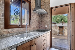 Fridge, microwave, stovetop, coffee/tea maker - Holiday Home 'Casas Al Alba 2' with Private Terrace, Wi-Fi and Air Conditioning (Zahora)